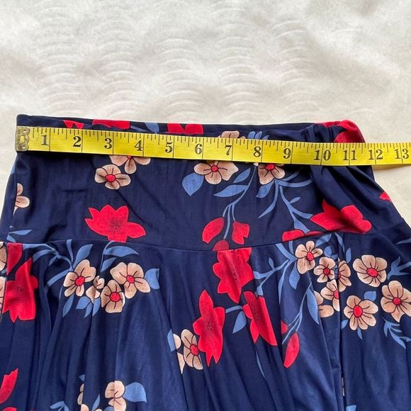Navy Blue with Red Floral print Skirt with shorts Size small - Picture 4 of 6